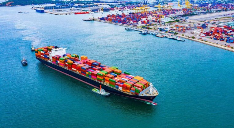 Frachtschiffe mit vollen Containereingängen für den Import und Export von Produkten weltweit.