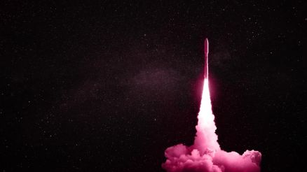 Startende Rakete vor einem dunklen Himmel.