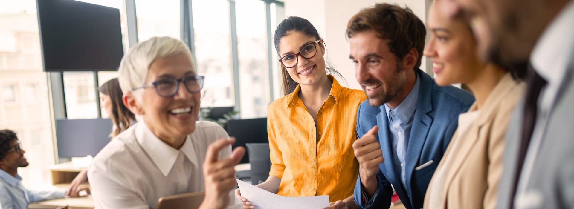 Ein Team von Frauen und Männern spricht über ihre Arbeit.