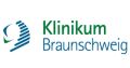 Grüner Schriftzug Klinikum darunter blauer Schriftzug Braunschweig